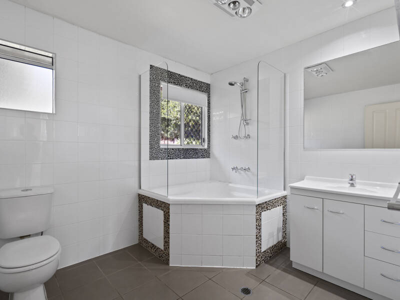 24 Lima Street, Holmview, QLD 4207 AUS