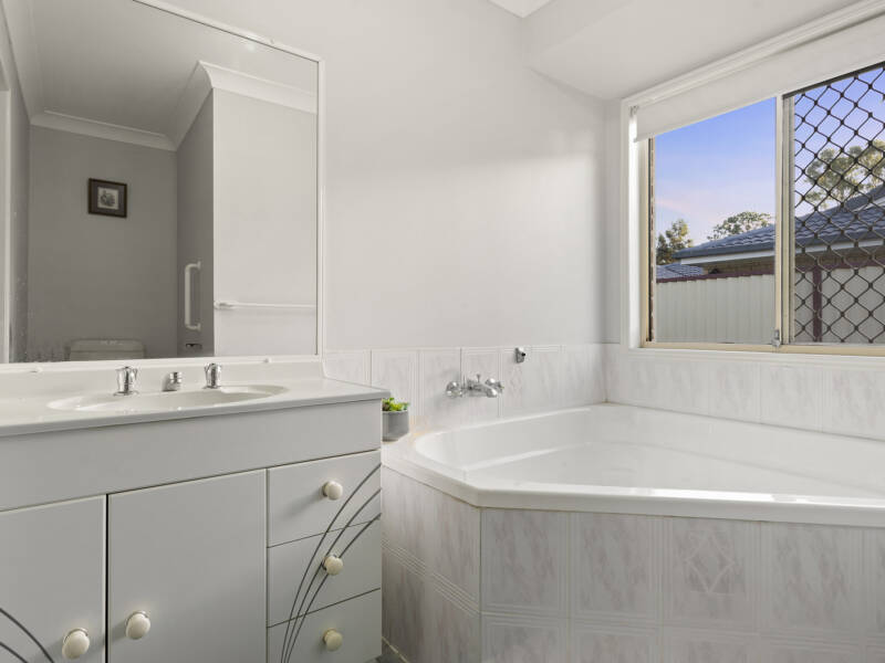 38 Moore Street, Loganlea, QLD 4131 AUS