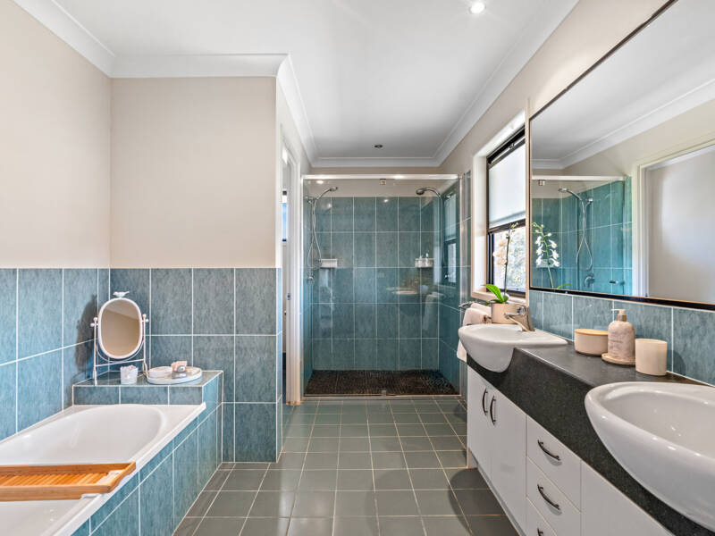 19 Lake Breeze Drive, Windaroo, QLD 4207 AUS