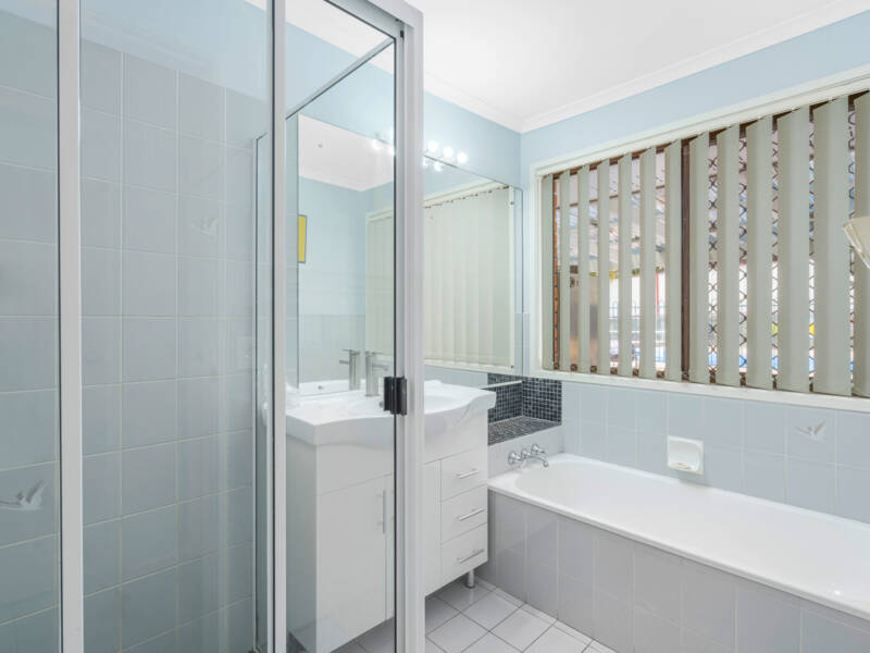 4 Natone Crt, Edens Landing, QLD 4207 AUS