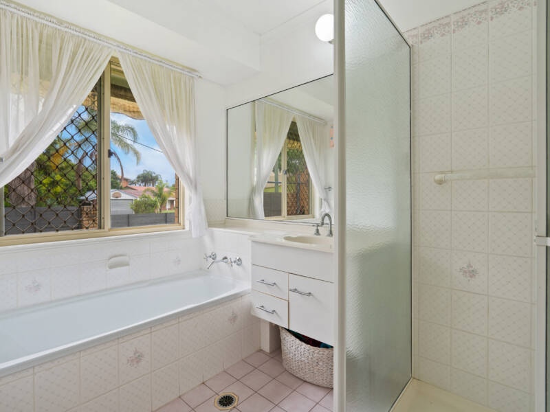1 Lyn Court, Mount Warren Park, QLD 4207 AUS