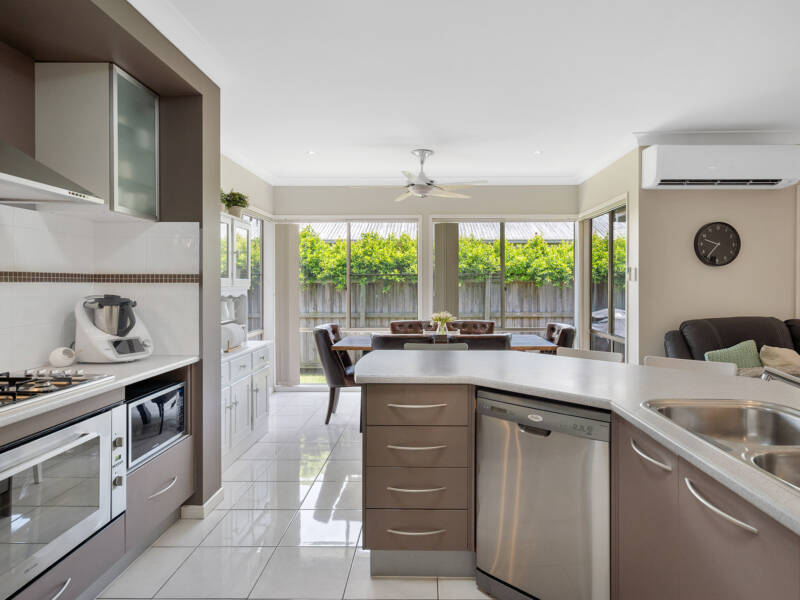 1 Lakeside Court, Windaroo, QLD 4207 AUS