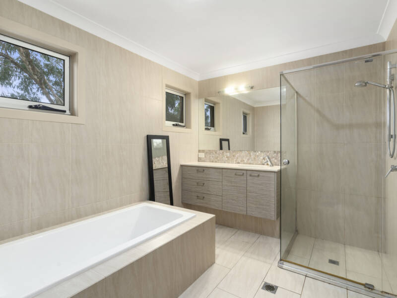 8 Riverside Terrace, Windaroo, QLD 4207 AUS