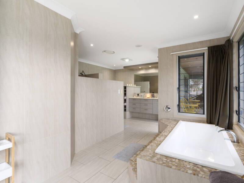 8 Riverside Terrace, Windaroo, QLD 4207 AUS