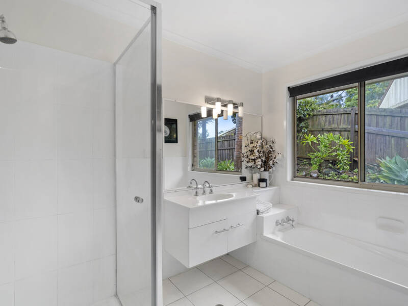 4 Lena Place, Windaroo, QLD 4207 AUS
