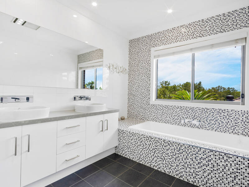 18 Pebble Beach Drive, Windaroo, QLD 4207 AUS