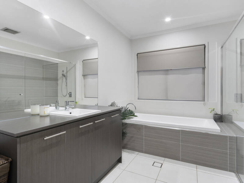 34 Pebble Beach Drive, Windaroo, QLD 4207 AUS
