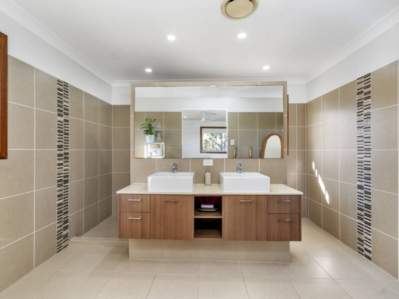 40 Pebble Beach Drive, Windaroo, QLD 4207 AUS