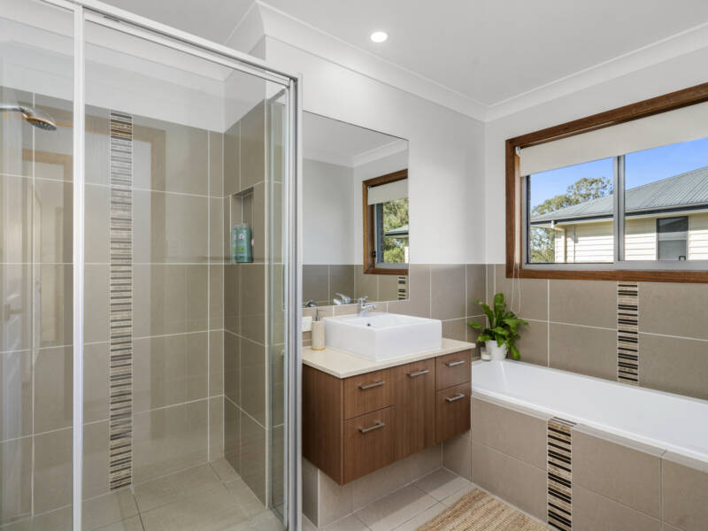 40 Pebble Beach Drive, Windaroo, QLD 4207 AUS