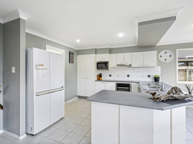 24 Mountain View Crescent, Mount Warren Park, QLD 4207 AUS