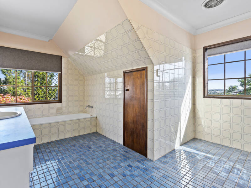 137 Barbaralla Drive, Springwood, QLD 4127 AUS