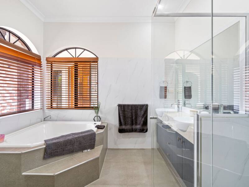 25 The  Avenue, Windaroo, QLD 4207 AUS