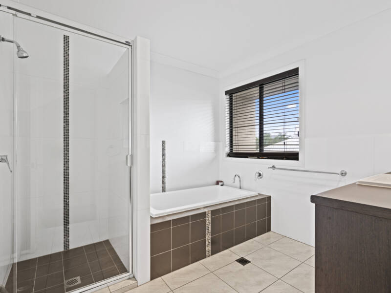 8 Long Island Drive, Windaroo, QLD 4207 AUS