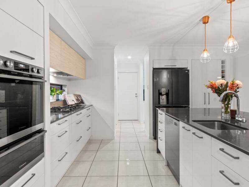 16 Sanctuary Parkway, Waterford, QLD 4133 AUS